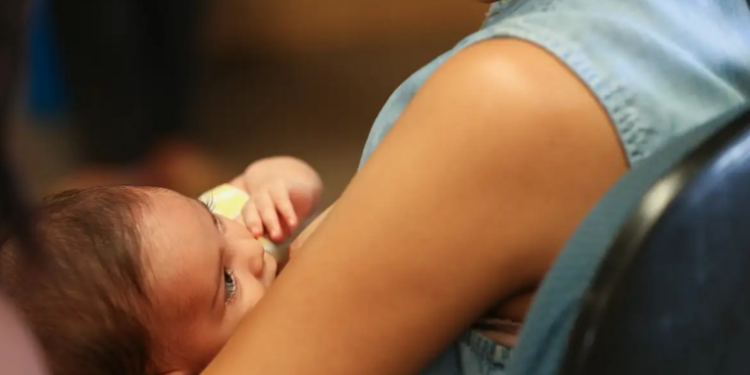 Pesquisa do IBGE mostra aumento de mulheres que têm filhos após os 40 anos. Especialistas reforçam importância de hábitos saudáveis e acompanhamento pré-natal para gestação segura.