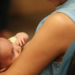 Pesquisa do IBGE mostra aumento de mulheres que têm filhos após os 40 anos. Especialistas reforçam importância de hábitos saudáveis e acompanhamento pré-natal para gestação segura.