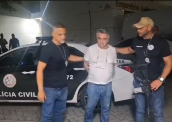 José Dumont, de 75 anos, foi preso no Flamengo após condenação definitiva por abuso sexual de menores e posse de pornografia infantil, cumprindo pena de mais de nove anos.