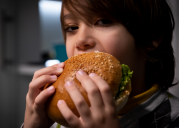 Atlas Mundial da Obesidade 2026 revela crescimento preocupante de sobrepeso e obesidade infantil no Brasil e globalmente. Especialistas reforçam a necessidade de políticas públicas integradas e prevenção precoce.