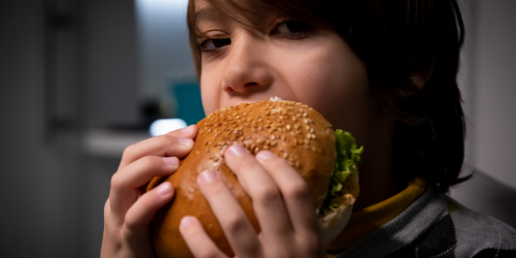 Atlas Mundial da Obesidade 2026 revela crescimento preocupante de sobrepeso e obesidade infantil no Brasil e globalmente. Especialistas reforçam a necessidade de políticas públicas integradas e prevenção precoce.