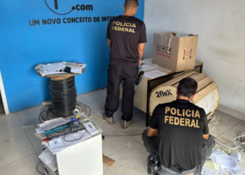 A Operação Desconexão investiga grupo que monopolizava serviços de internet em Cabo Frio, RJ, utilizando violência e ameaças. Prisões e buscas foram realizadas em cinco municípios da região.