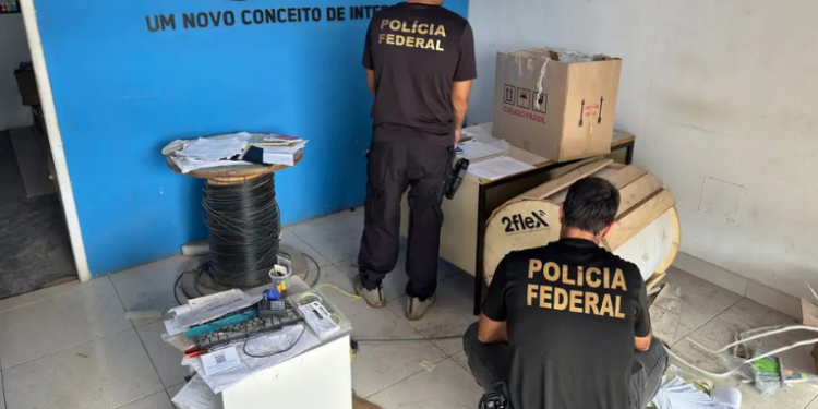 A Operação Desconexão investiga grupo que monopolizava serviços de internet em Cabo Frio, RJ, utilizando violência e ameaças. Prisões e buscas foram realizadas em cinco municípios da região.