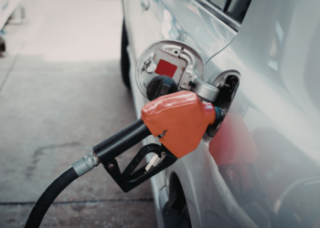 Ataques no Oriente Médio elevam preços internacionais do petróleo, mas Brasil deve sentir efeitos de forma gradual devido a estoques estratégicos e produção nacional.