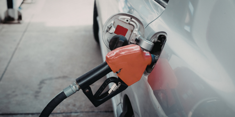 Ataques no Oriente Médio elevam preços internacionais do petróleo, mas Brasil deve sentir efeitos de forma gradual devido a estoques estratégicos e produção nacional.