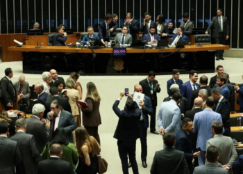 Abertura da janela partidária de 2026 possibilita que deputados federais, estaduais e distritais mudem de partido sem perder o mandato. Eleições ocorrerão em outubro.