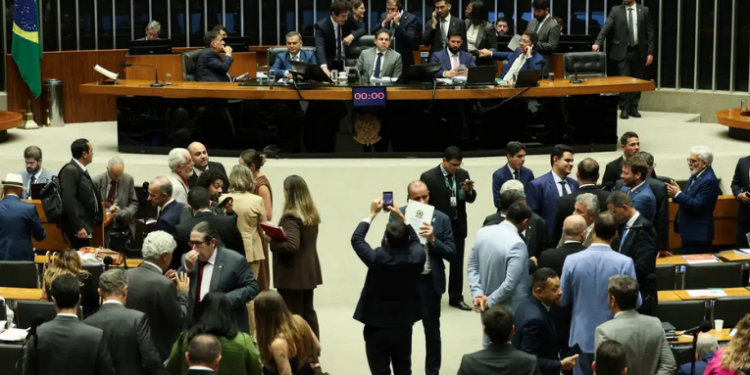 Abertura da janela partidária de 2026 possibilita que deputados federais, estaduais e distritais mudem de partido sem perder o mandato. Eleições ocorrerão em outubro.