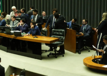 A Câmara dos Deputados aprovou em segundo turno a PEC da Segurança Pública, direcionando recursos das loterias a fundos de segurança e mantendo a maioridade penal em 18 anos; texto segue para análise no Senado.