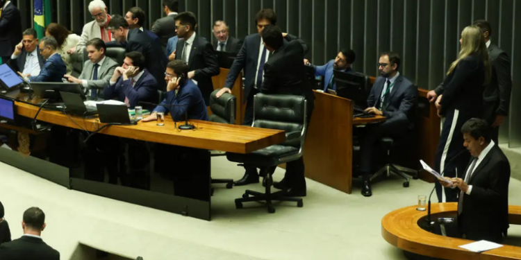 A Câmara dos Deputados aprovou em segundo turno a PEC da Segurança Pública, direcionando recursos das loterias a fundos de segurança e mantendo a maioridade penal em 18 anos; texto segue para análise no Senado.