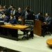 A Câmara dos Deputados aprovou em segundo turno a PEC da Segurança Pública, direcionando recursos das loterias a fundos de segurança e mantendo a maioridade penal em 18 anos; texto segue para análise no Senado.