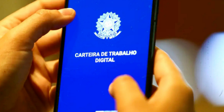 A taxa de desemprego no Brasil se manteve em 5,4% no trimestre encerrado em janeiro de 2026, com 5,9 milhões de pessoas desocupadas; população ocupada e rendimentos alcançam recordes históricos, aponta IBGE.
