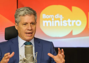 O ministro Paulo Teixeira alerta que aumento do dólar e do petróleo, em razão do conflito no Oriente Médio, pode refletir nos preços dos alimentos no Brasil, afetando produção de carne, soja e milho.