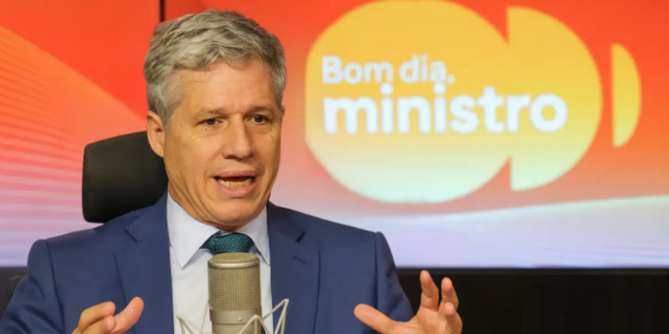 O ministro Paulo Teixeira alerta que aumento do dólar e do petróleo, em razão do conflito no Oriente Médio, pode refletir nos preços dos alimentos no Brasil, afetando produção de carne, soja e milho.