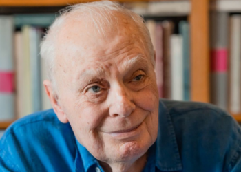 O escritor português António Lobo Antunes faleceu aos 83 anos. Autor de obras como “Os cus de Judas” e “Manual dos Inquisidores”, foi premiado com o Prêmio Camões e é considerado um dos nomes mais influentes da literatura lusófona.