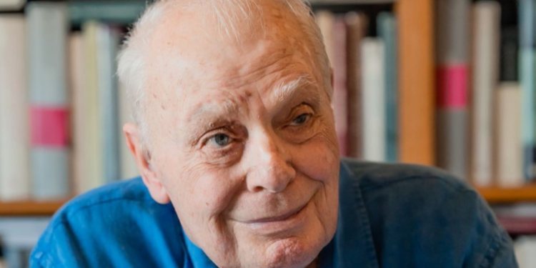 O escritor português António Lobo Antunes faleceu aos 83 anos. Autor de obras como “Os cus de Judas” e “Manual dos Inquisidores”, foi premiado com o Prêmio Camões e é considerado um dos nomes mais influentes da literatura lusófona.