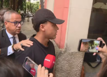 Quatro homens suspeitos de estupro coletivo contra menor de 17 anos em Copacabana, Rio de Janeiro, estão detidos na Cadeia José Frederico Marques, enquanto Polícia Civil investiga envolvimento de um menor e outras vítimas.
