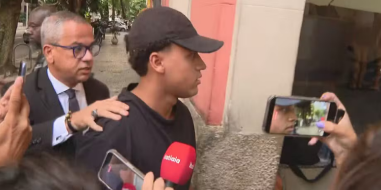 Quatro homens suspeitos de estupro coletivo contra menor de 17 anos em Copacabana, Rio de Janeiro, estão detidos na Cadeia José Frederico Marques, enquanto Polícia Civil investiga envolvimento de um menor e outras vítimas.