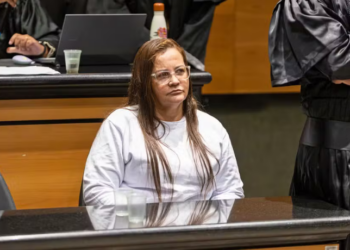 Cíntia Mariano Dias Cabral recebeu 49 anos e meio de prisão pelo envenenamento dos enteados em 2022, resultando na morte de uma jovem e tentativa de homicídio de outro adolescente.