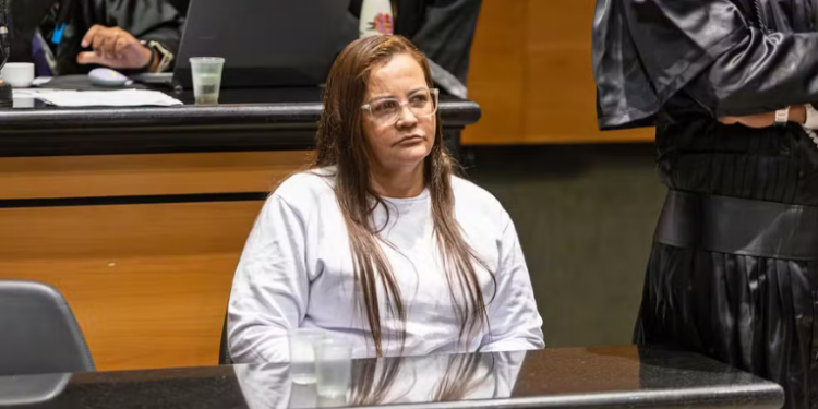 Cíntia Mariano Dias Cabral recebeu 49 anos e meio de prisão pelo envenenamento dos enteados em 2022, resultando na morte de uma jovem e tentativa de homicídio de outro adolescente.