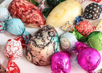 Novo formato de chocolate chamado “ovo fatia” ganha destaque na Páscoa de 2026 ao reunir vários sabores em um único produto.