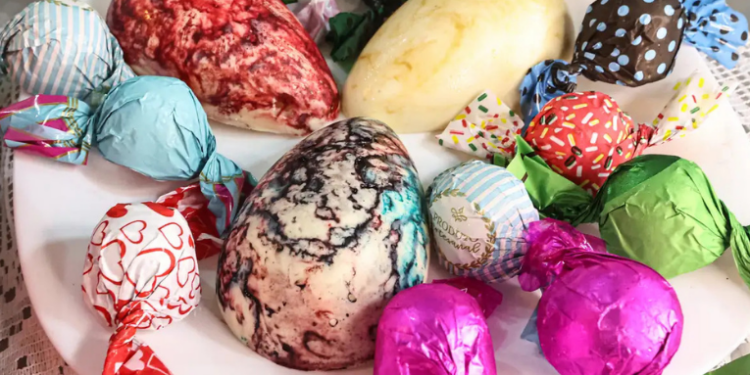 Novo formato de chocolate chamado “ovo fatia” ganha destaque na Páscoa de 2026 ao reunir vários sabores em um único produto.