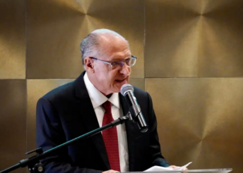 Geraldo Alckmin anunciará saída do Ministério do Desenvolvimento em 4 de abril para disputar as eleições de 2026. Vice-presidente mantém funções na vice-presidência e ainda avalia futuros caminhos políticos.
