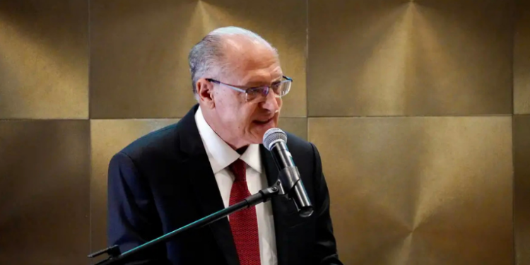 Geraldo Alckmin anunciará saída do Ministério do Desenvolvimento em 4 de abril para disputar as eleições de 2026. Vice-presidente mantém funções na vice-presidência e ainda avalia futuros caminhos políticos.