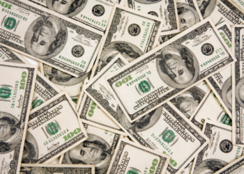 O mercado financeiro brasileiro registrou alta do dólar, queda do Ibovespa e valorização do petróleo nesta quinta-feira (5) devido à escalada do conflito no Oriente Médio e impactos globais.