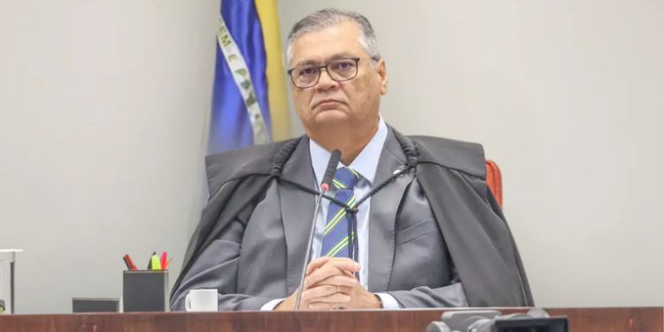 O STF suspendeu a aprovação em bloco de 87 requerimentos da CPMI do INSS, incluindo a quebra de sigilo de Fábio Luís Lula da Silva, determinando que cada pedido seja analisado individualmente.