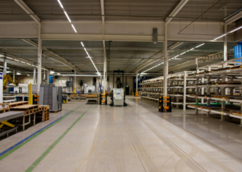 A produção industrial no Brasil avançou 1,8% em janeiro de 2026, maior crescimento mensal desde junho de 2024. Apesar da recuperação, o setor enfrenta limitações econômicas.