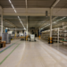 A produção industrial no Brasil avançou 1,8% em janeiro de 2026, maior crescimento mensal desde junho de 2024. Apesar da recuperação, o setor enfrenta limitações econômicas.