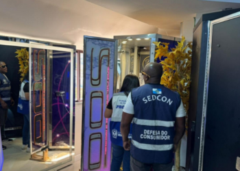 Três clínicas de bronzeamento artificial em Campo Grande e Copacabana foram fechadas pela Sedcon após fiscalização que identificou câmaras UV proibidas, falta de licença sanitária e outros riscos à saúde.