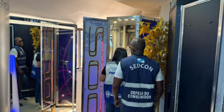 Três clínicas de bronzeamento artificial em Campo Grande e Copacabana foram fechadas pela Sedcon após fiscalização que identificou câmaras UV proibidas, falta de licença sanitária e outros riscos à saúde.