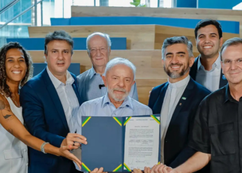 PUC-Rio e Instituto D’Or recebem habilitação para iniciar processo de criação de curso de medicina no Rio de Janeiro. Anúncio ocorreu durante agenda do presidente Lula com o ministro Camilo Santana.