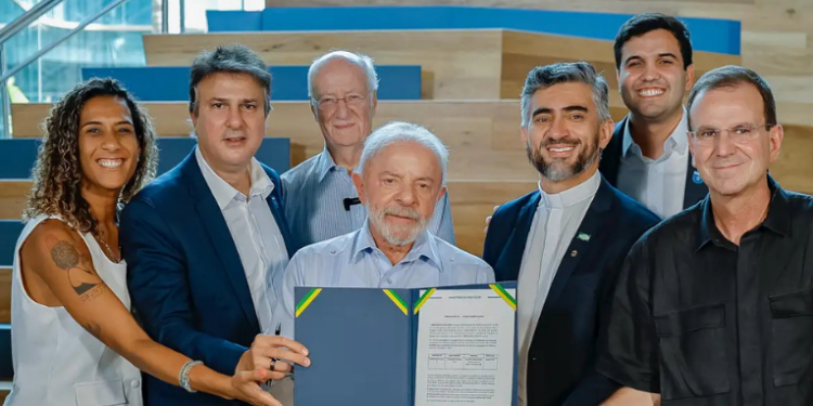PUC-Rio e Instituto D’Or recebem habilitação para iniciar processo de criação de curso de medicina no Rio de Janeiro. Anúncio ocorreu durante agenda do presidente Lula com o ministro Camilo Santana.