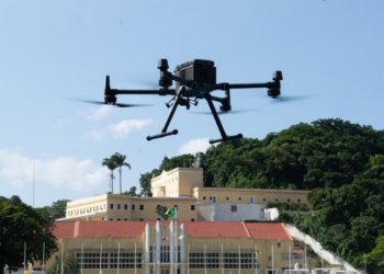 O Exército lança o EVAAT-GCN, sistema que combina drones e robôs terrestres com IA para vigilância, reconhecimento e apoio de fogo, avançando na modernização da defesa brasileira.