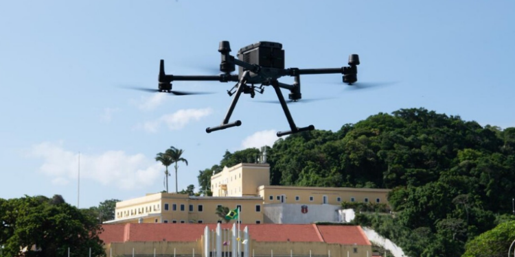 O Exército lança o EVAAT-GCN, sistema que combina drones e robôs terrestres com IA para vigilância, reconhecimento e apoio de fogo, avançando na modernização da defesa brasileira.