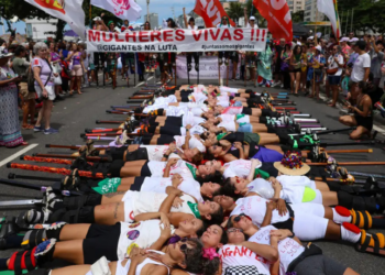Milhares de mulheres marcharam em Copacabana no Dia Internacional das Mulheres para denunciar feminicídio, violência de gênero e exigir mais políticas públicas de igualdade.