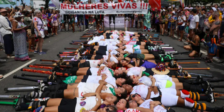 Milhares de mulheres marcharam em Copacabana no Dia Internacional das Mulheres para denunciar feminicídio, violência de gênero e exigir mais políticas públicas de igualdade.