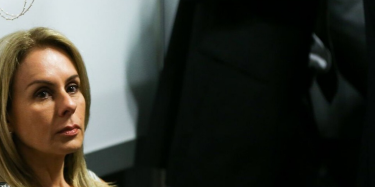 A defesa de Viviane Barci de Moraes esclarece que ela não recebeu mensagens de Daniel Vorcaro, levantando dúvidas sobre prints usados pelo ministro Alexandre de Moraes em investigação da Polícia Federal.