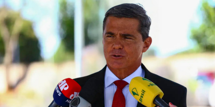 O STF autorizou que o general da reserva Mário Fernandes, condenado por participação em trama golpista, receba visita íntima da esposa enquanto cumpre pena no Comando Militar do Planalto, em Brasília.