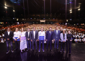 Mais de mil novos profissionais do programa Segurança Presente foram empossados, incluindo 1.068 agentes civis e 144 assistentes sociais, reforçando segurança e atendimento humanizado à população.