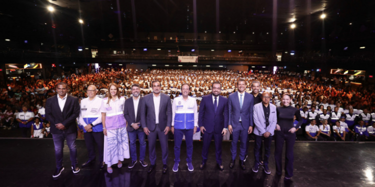 Mais de mil novos profissionais do programa Segurança Presente foram empossados, incluindo 1.068 agentes civis e 144 assistentes sociais, reforçando segurança e atendimento humanizado à população.