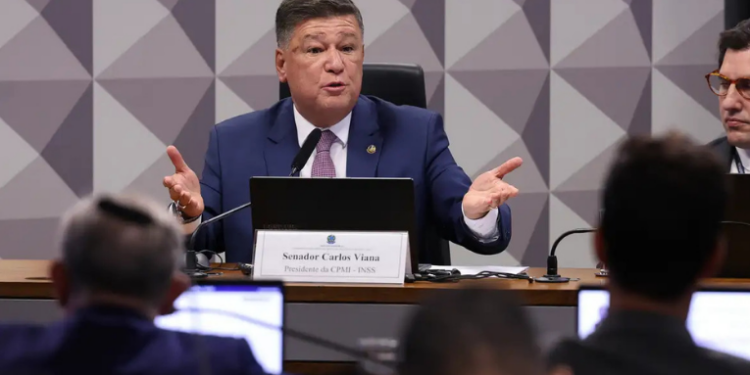A CPMI do INSS cancelou depoimentos previstos após ausência de convocados. O presidente da comissão, senador Carlos Viana, afirmou que pode determinar condução coercitiva.