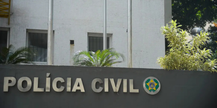 Três pessoas são presas no Rio de Janeiro durante operação da Polícia Civil contra fraudes financeiras do Comando Vermelho. Investigação aponta movimentação de R$ 136 milhões e ligação com tráfico de drogas.