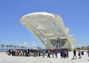 Rio de Janeiro recebe 12,5 milhões de turistas em 2025, arrecadando R$ 315 milhões com impostos do setor turístico, impulsionando empregos e economia local.