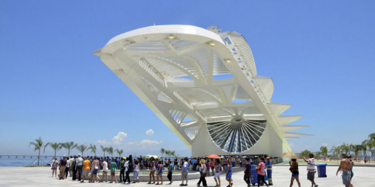 Rio de Janeiro recebe 12,5 milhões de turistas em 2025, arrecadando R$ 315 milhões com impostos do setor turístico, impulsionando empregos e economia local.