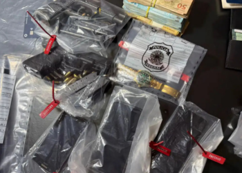 A Polícia Federal realizou prisões e buscas no Rio de Janeiro em nova etapa da Operação Anomalia, que investiga policiais civis por extorsão de facção criminosa e crimes financeiros.
