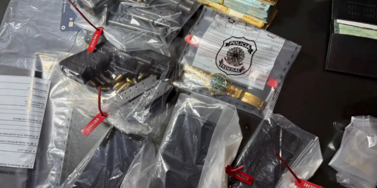 A Polícia Federal realizou prisões e buscas no Rio de Janeiro em nova etapa da Operação Anomalia, que investiga policiais civis por extorsão de facção criminosa e crimes financeiros.