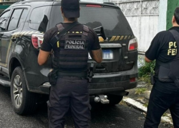 Mulher é presa em Duque de Caxias suspeita de abusar das próprias filhas e divulgar imagens na internet. Caso foi descoberto após investigação da Polícia Federal na dark web.